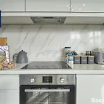 Last-Minute Reserve L Sleeps Up To 4 Guests L One-Bedroom Apartment With King Bed And High Ceilings Near Camden By Live London Short Lets & Serviced Accommodation